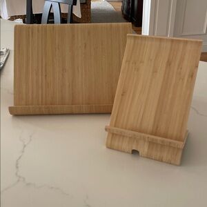 Never used Vivalla tablet stand. And Sigfinn phone holder.